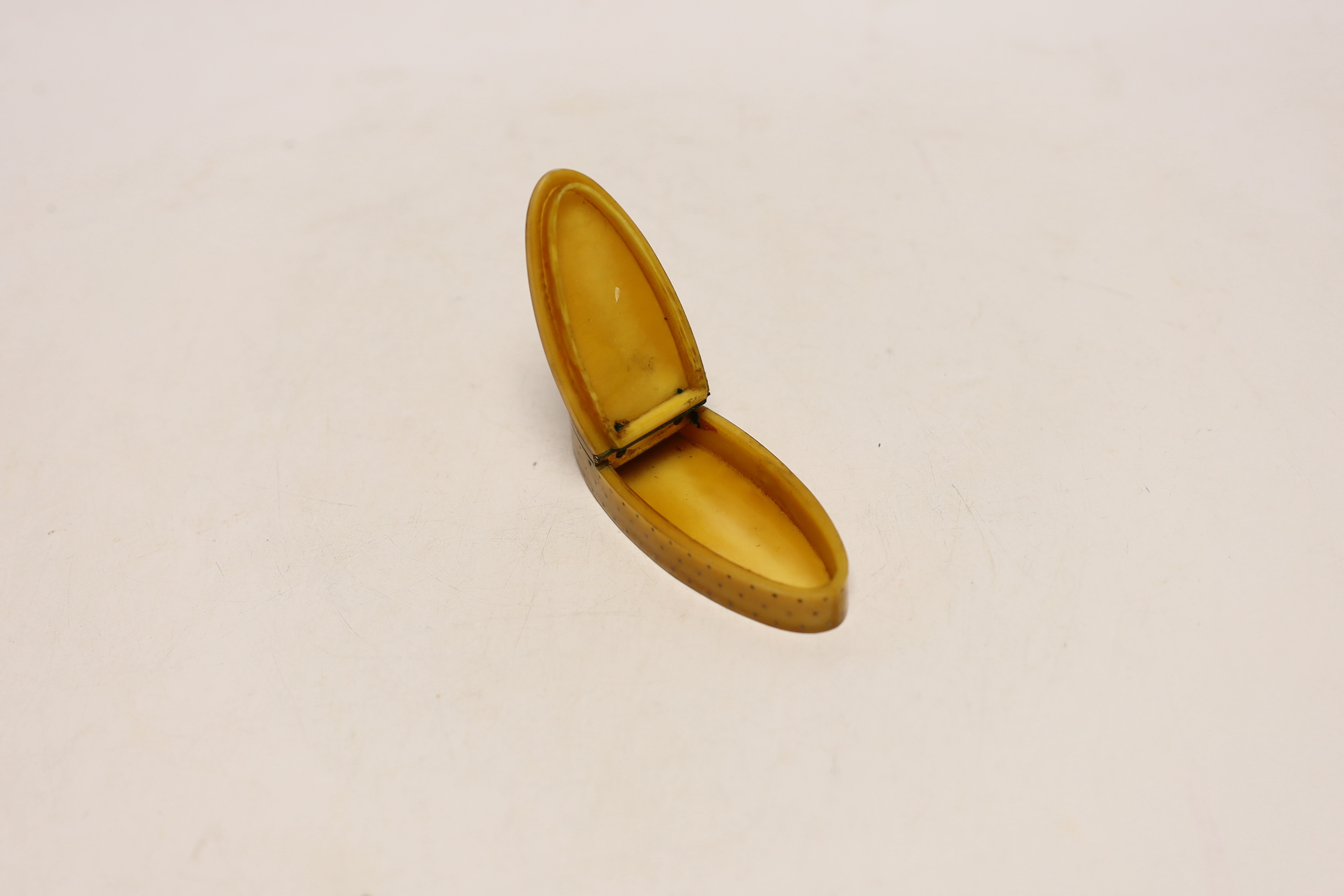 A George III horn and mixed metal inlaid snuff box, 9.3cm long